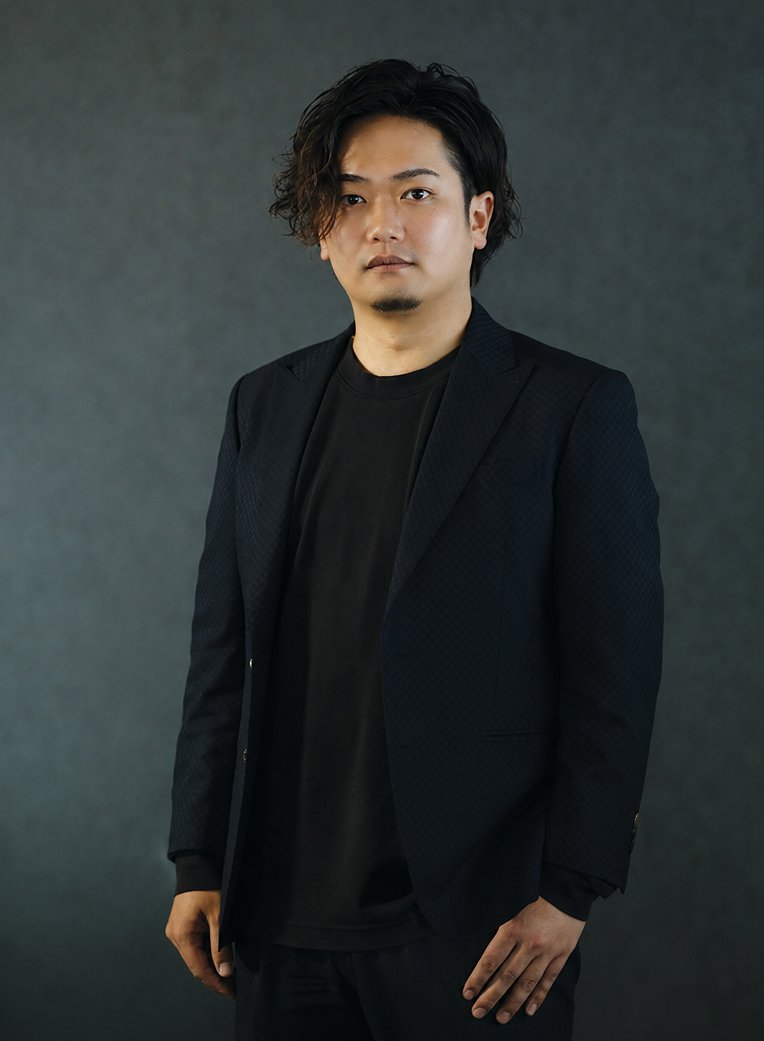 チームをまとめる本部長として活躍する男性の写真