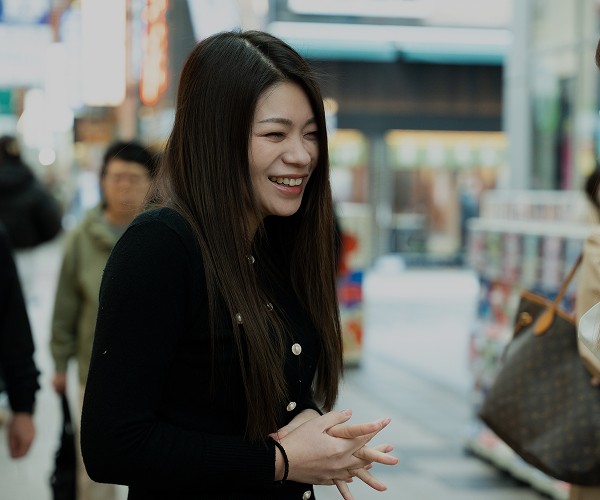 接客経験を活かして働く女性社員の写真